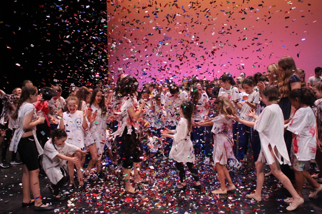 Gli allievi della Dance Art School in festa sul palco, sotto una pioggia di coriandoli
